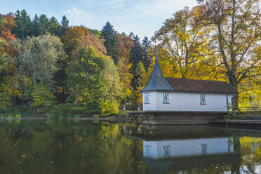 Schweiz, St. Gallen, Badehaus am Buebenweiher im Herbst - KEBF00420