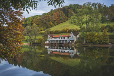 Schweiz, St. Gallen, Badehaus am Mannenweiher im Herbst - KEBF00421