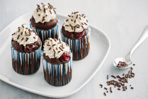 Vier Schwarzwälder Kirschtorten-Muffins auf einem Teller - IPF00337