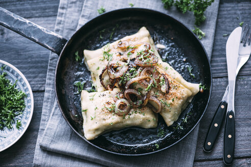 Vegetarische schwäbische Taschen mit Röstzwiebeln in der Pfanne - IPF00340