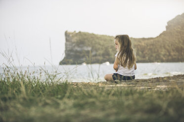 Italien, Gardasee, Mädchen sitzt am Seeufer - SBOF00255