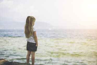 Italien, Gardasee, Mädchen steht am Seeufer - SBOF00256