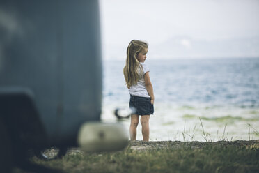 Italien, Gardasee, Mädchen steht am Seeufer - SBOF00257