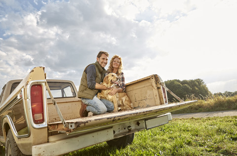 Ehepaar mit Hund auf Pick-up-LKW, lizenzfreies Stockfoto