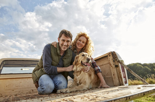 Glückliches Paar mit Hund auf Pick-up-LKW - FMKF03168