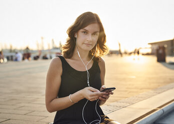 Deutschland, Junge Frau mit Smartphone auf Erkundungstour in Hamburg - WHF00002