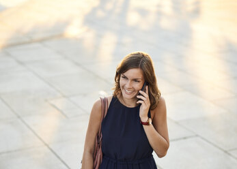 Germany, Hamburg, Young businesswoman talking on the phone - WHF00023