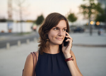 Germany, Hamburg, Young businesswoman talking on the phone - WHF00033