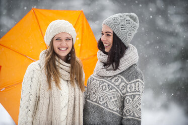 Zwei Freunde tragen Strickwaren im Winter - HHF05470