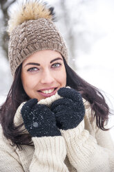 Porträt einer lächelnden Frau in Strickwaren im Winter - HHF05474