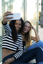 Zwei junge Frauen machen ein Selfie im Freien - KKAF00023