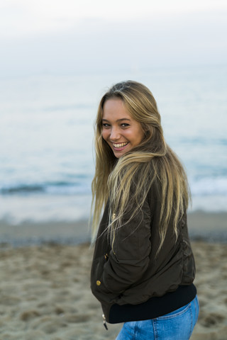 Glückliche junge Frau am Strand, lizenzfreies Stockfoto