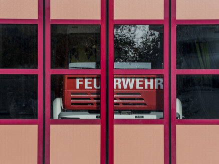 Feuerwehrauto hinter verschlossenen Türen der Feuerwache - EJWF00801