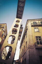 Portugal, Lissabon, Blick auf den Santa Justa Lift von unten - CMF00618