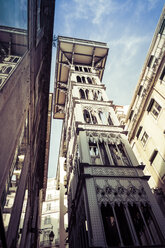 Portugal, Lissabon, Blick auf den Santa Justa Lift von unten - CMF00619