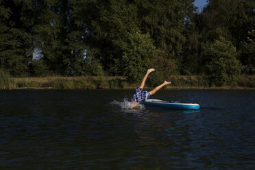 Junge springt vom SUP Board ins Wasser - JTLF00134