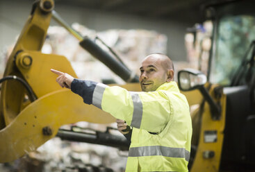 Mann arbeitet auf dem Recyclinghof - SGF02065