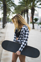 Spanien, junge Frau mit Skateboard - KKAF00041