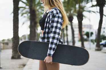 Spanien, junge Frau mit Skateboard - KKAF00042