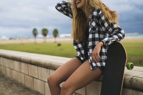 Spanien, junge Frau mit Skateboard - KKAF00051