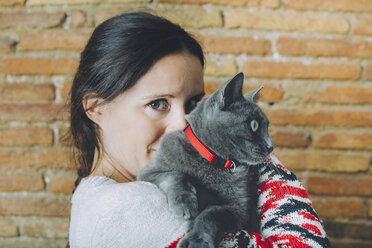 Woman with Russian Blue on her shoulder - GEMF01199