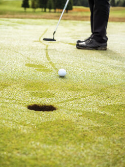 Golfer auf Golfplatz mit Tau, Teilansicht - LAF01774