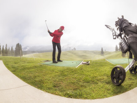 Italien, Venetien, Dolomiten, Golfer auf Golfplatz - LAF01775