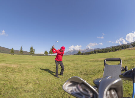 Italien, Venetien, Dolomiten, Golfer auf Golfplatz - LAF01779