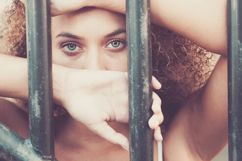 Junge Frau hinter Gittern - SIPF01050