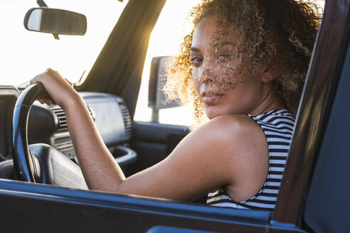 Porträt eines jungen Autofahrers - SIPF01053