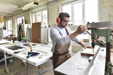 Schreiner bei der Arbeit in seiner Werkstatt - LYF00682