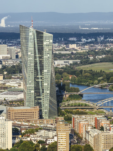 Deutschland, Frankfurt, Blick auf die Europäische Zentralbank und den Main vom Main Tower, lizenzfreies Stockfoto
