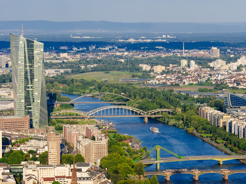 Deutschland, Frankfurt, Blick auf die Europäische Zentralbank und den Main vom Main Tower, lizenzfreies Stockfoto