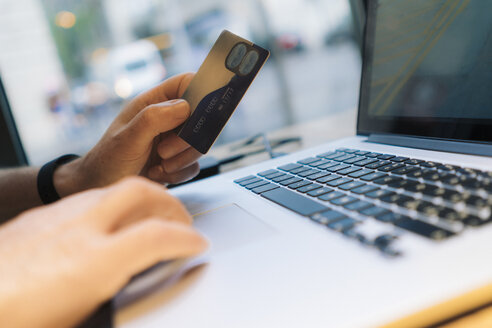 Online-Shopping mit Kreditkarte und Laptop - GIOF01593