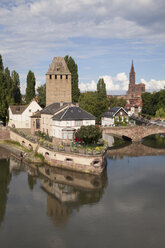 Frankreich, Straßburg, Überdachte Steinbrücken und Türme in Peteite Frankreich am Fluss Ill - WI03375