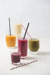 Fünf Gläser mit verschiedenen Smoothies - MYF01826