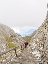 Schweizer, Seniorenpaar beim Wandern in den Emmentaler Alpen - LAF01796