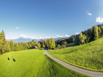 Schweiz, Emmentaler Alpen, Schatten der Seilbahn auf der Krienseregg - LAF01802