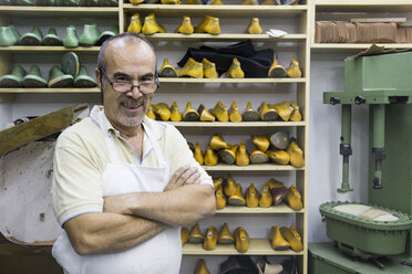 Porträt eines selbstbewussten Schuhmachers in seiner Werkstatt - ABZF01485