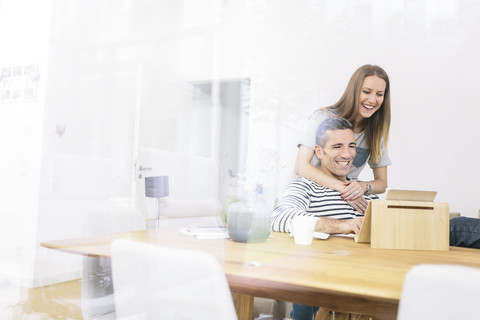 Glückliches Paar zu Hause mit Tablet, lizenzfreies Stockfoto