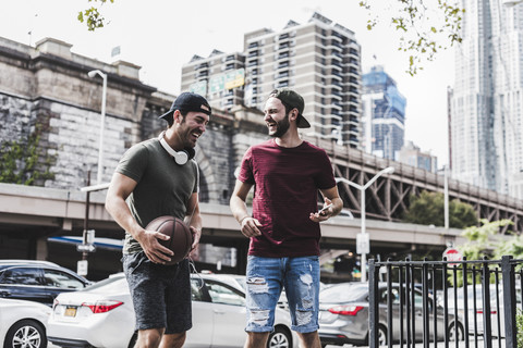 Zwei junge Männer mit Basketball haben Spaß, lizenzfreies Stockfoto