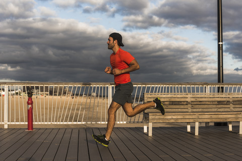 USA, New York City, Mann läuft auf Coney Island, lizenzfreies Stockfoto
