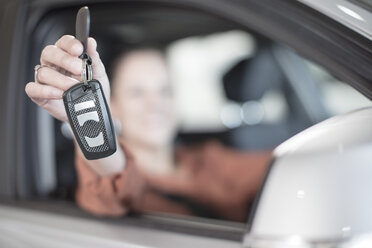 Woman holding car keys - ZEF11570