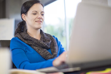 Frau am Schreibtisch mit Laptop - ZEF11575