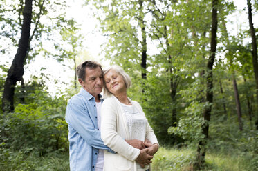 Glückliches älteres Paar, das sich im Wald entspannt - HAPF01048