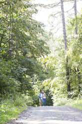 Glückliches Seniorenpaar beim Spaziergang im Wald - HAPF01060