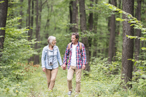 Älteres Paar beim Spaziergang im Wald - HAPF01078