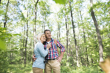 Senior couple in the woods - HAPF01085