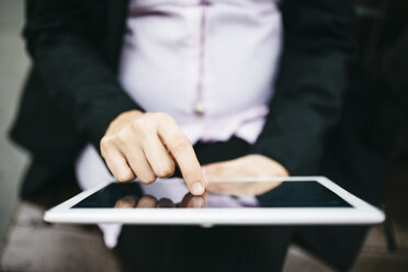 Pregnant woman using tablet - JRFF01011