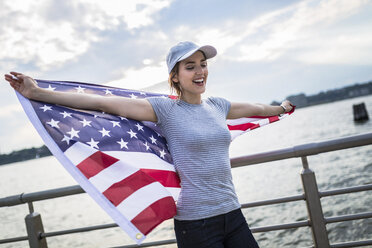 Glückliche Frau mit amerikanischer Flagge - GIOF01612